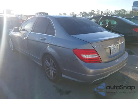 2013 Mercedes-Benz C 250 Sport из США, поврежденный, VIN WDDGF4HB9DA782704